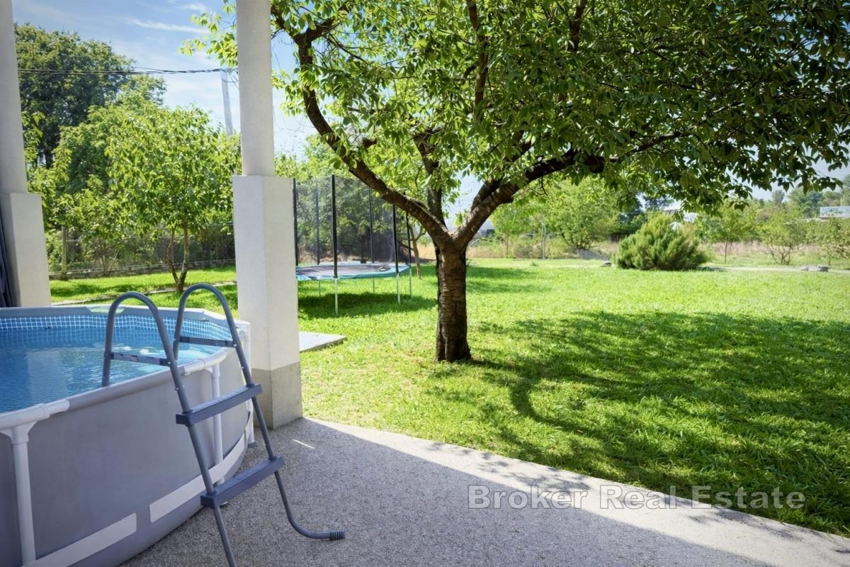 Отремонтированный семейный дом с двумя квартирами в тихом районе