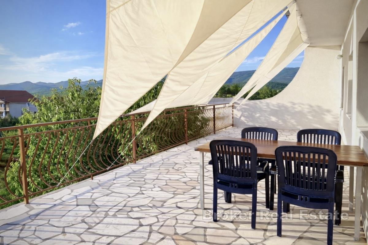 Отремонтированный семейный дом с двумя квартирами в тихом районе