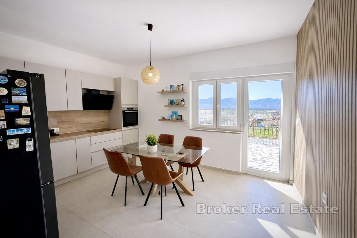 Отремонтированный семейный дом с двумя квартирами в тихом районе