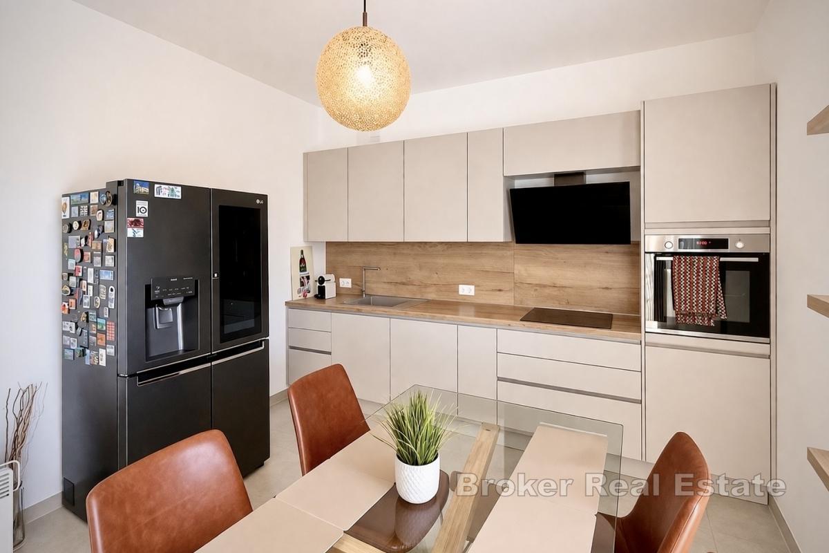 Отремонтированный семейный дом с двумя квартирами в тихом районе