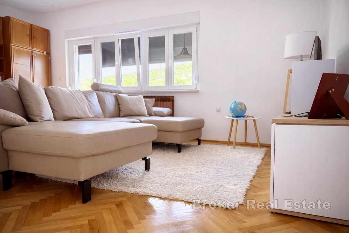 Отремонтированный семейный дом с двумя квартирами в тихом районе