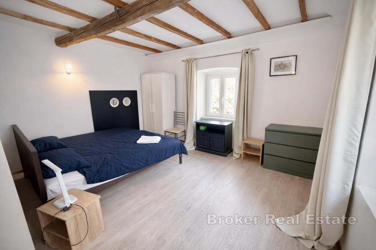 Stenhus med två bostäder