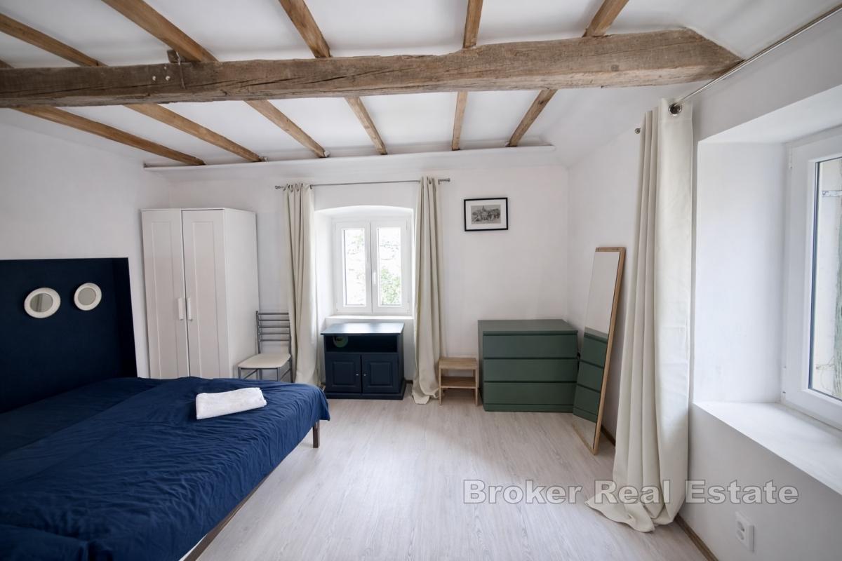 Stenhus med två bostäder