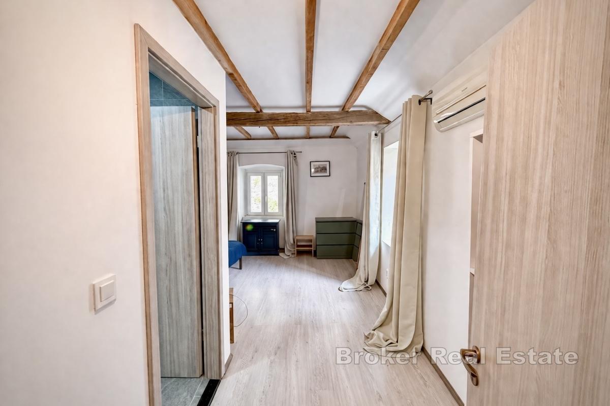 Stenhus med två bostäder