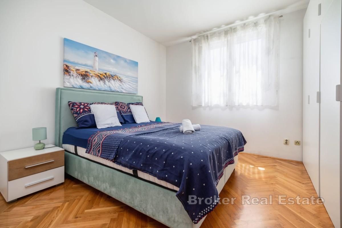 Appartement de deux chambres dans un quartier animé