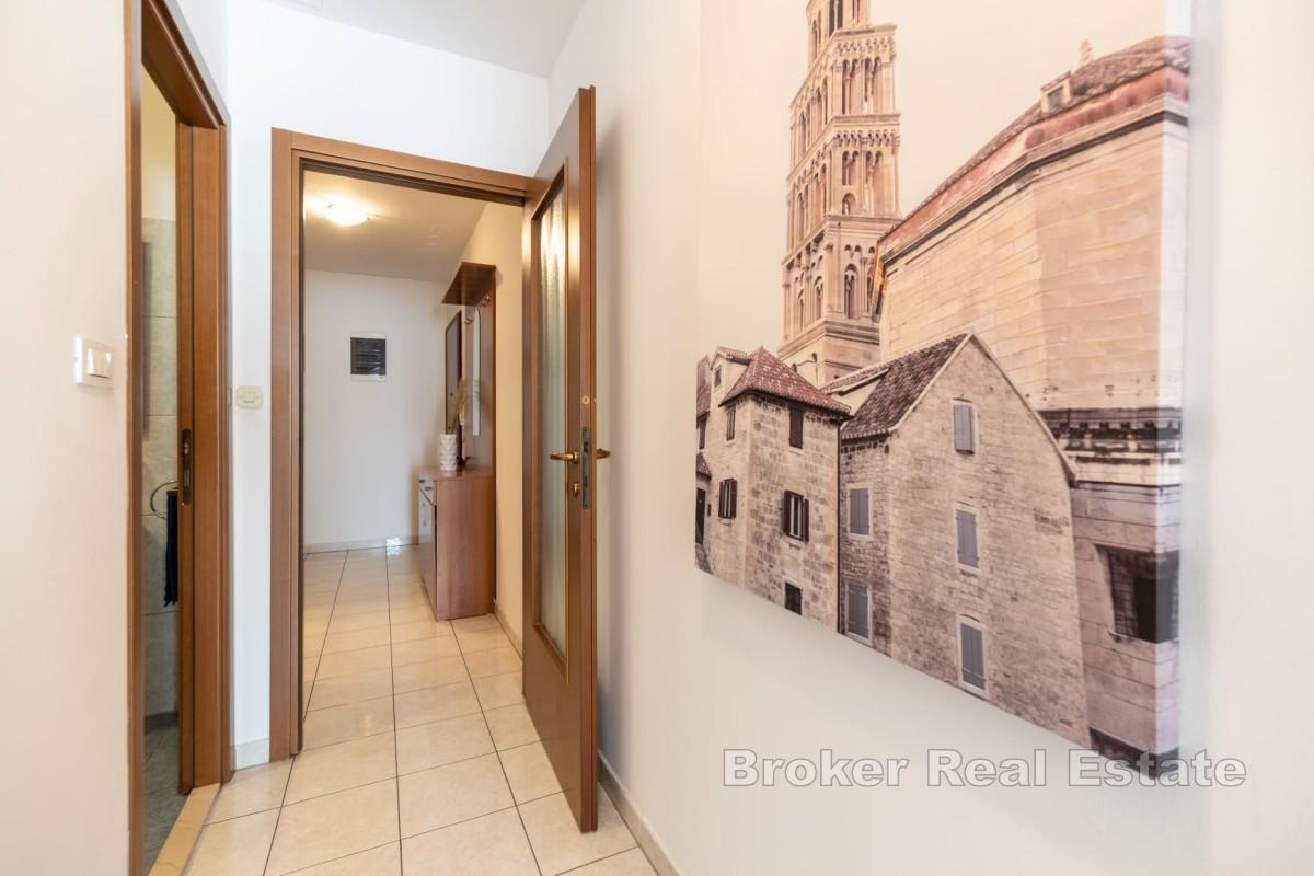 Appartement de deux chambres dans un quartier animé