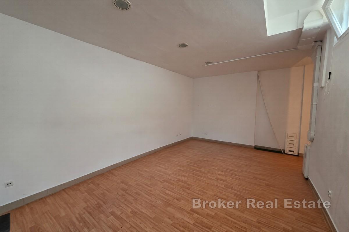 Prostorné komerční prostory na rušném místě