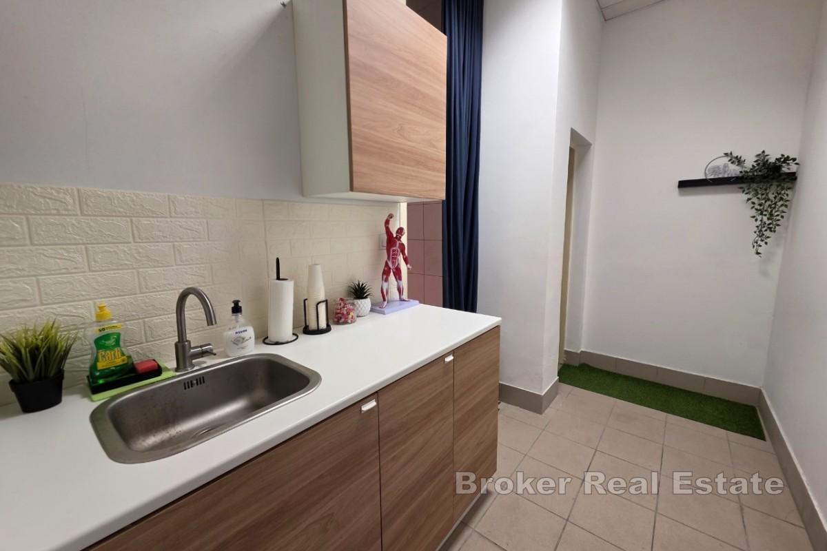 Prostorné komerční prostory na rušném místě