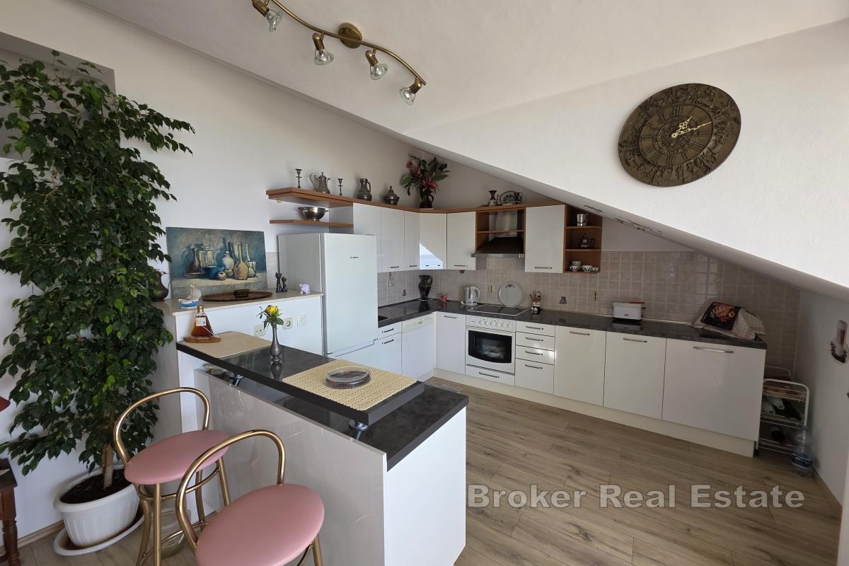 Luminoso appartamento con due camere da letto e vista mare aperta