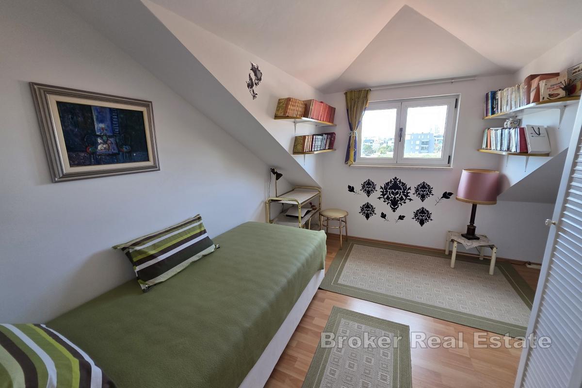 Luminoso appartamento con due camere da letto e vista mare aperta