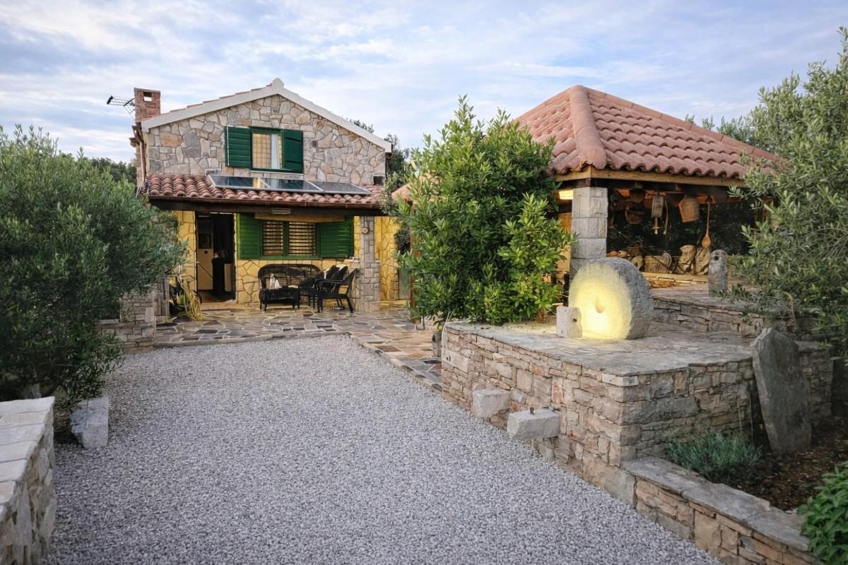 001-2061-07-Solta-charming-stone-house-with-olive-grove-for-sale
