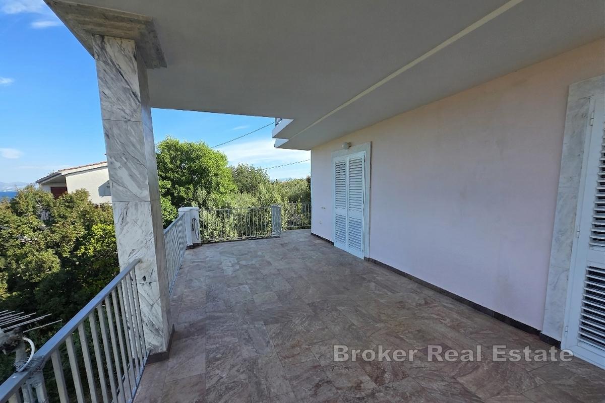 Urokliwy apartamentowiec blisko morza