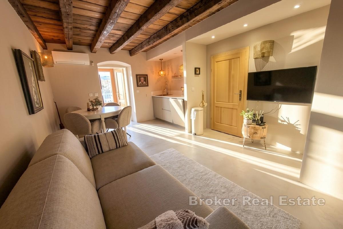 Očarujúci dvojpodlažný apartmán s výhľadom na more