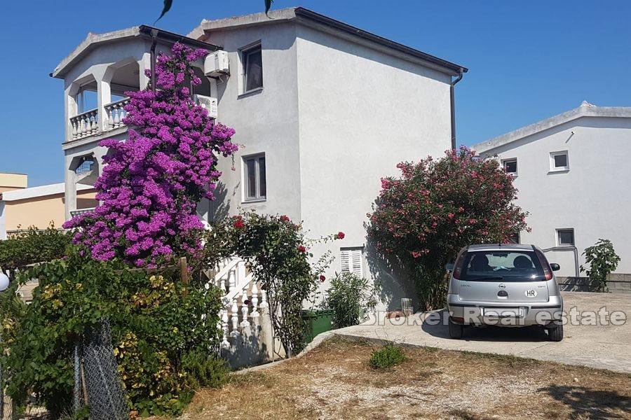 Insel Vir - Familienhaus auf drei Etagen in der Nähe des Meeres