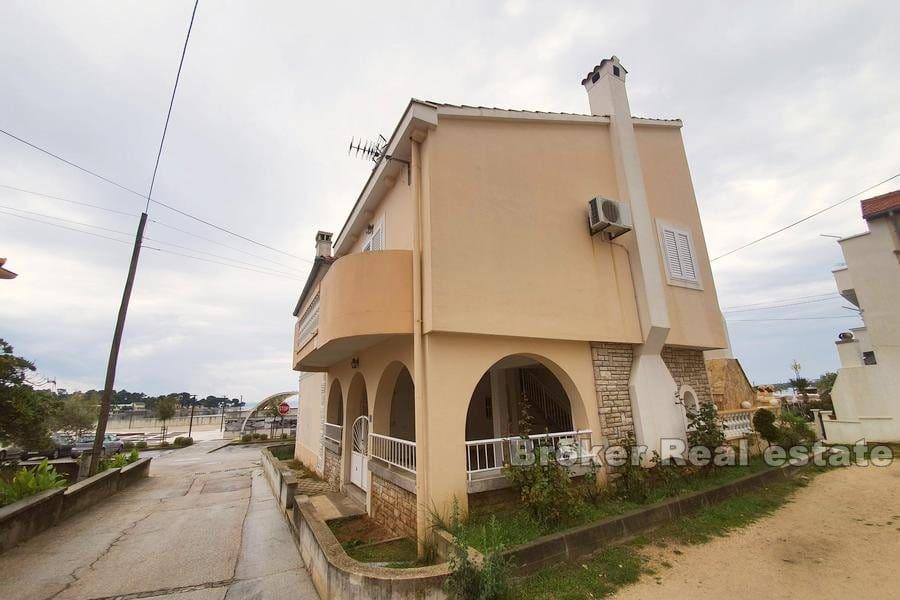 Près de Zadar - Maison jumelée au premier rang de la mer