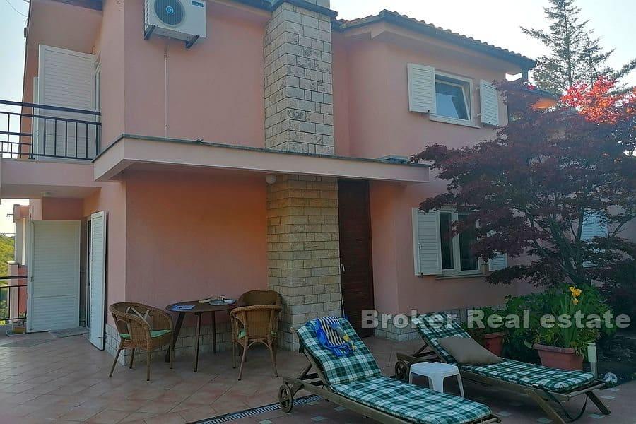 Rijeka - Hus med utsikt over havet og en romslig hage