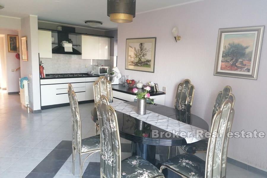 Rijeka - Hus med utsikt over havet og en romslig hage