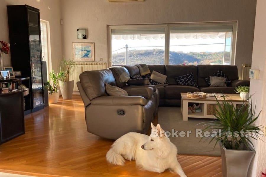 Rijeka - Hus med utsikt över havet och en stor trädgård