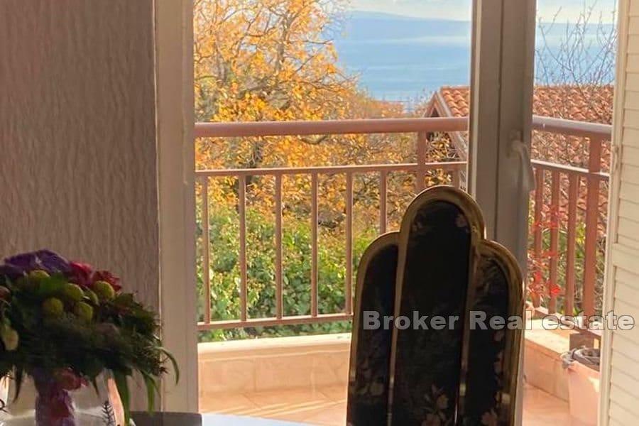 Rijeka - Hus med utsikt over havet og en romslig hage