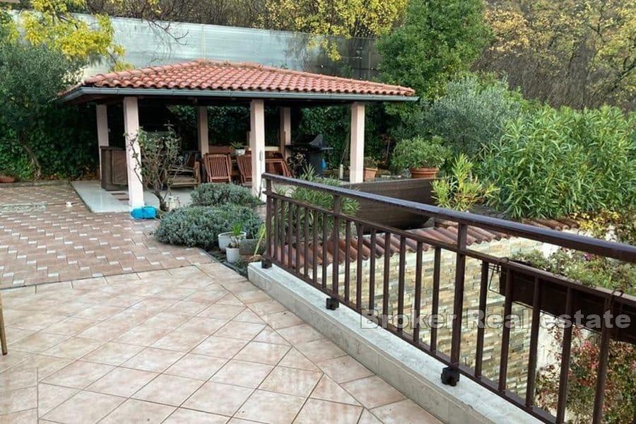 Rijeka - Hus med utsikt over havet og en romslig hage