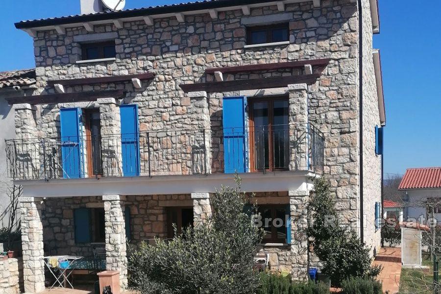 Labin - Hus i traditionell stil på en rymlig fastighet