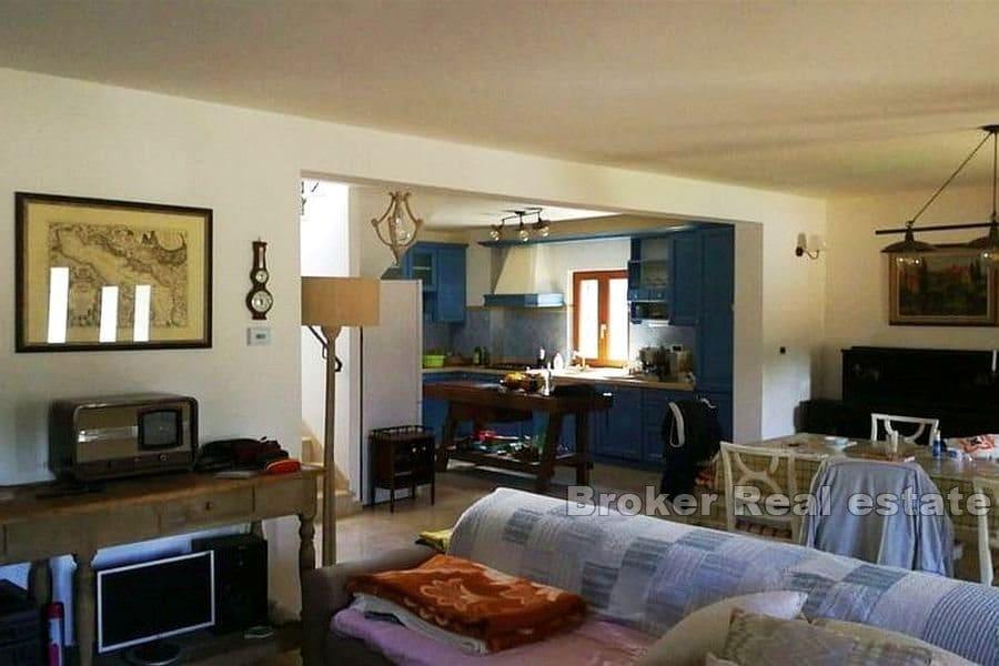 Labin - Kuća u tradicionalnom stilu na prostranom imanju