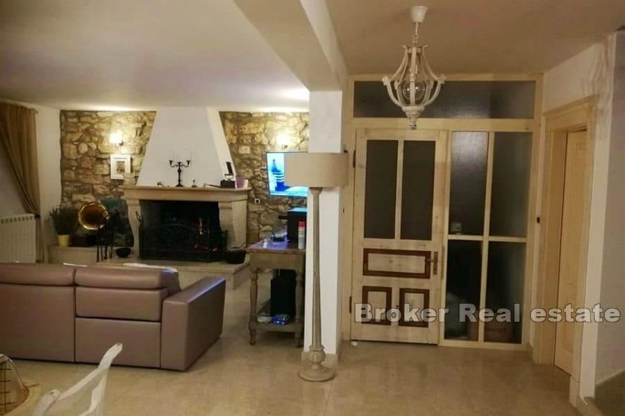 Лабин - Дом в традиционном стиле на просторном участке