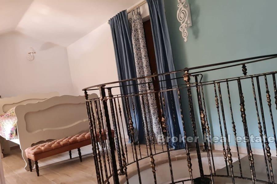 Labin - Kuća u tradicionalnom stilu na prostranom imanju