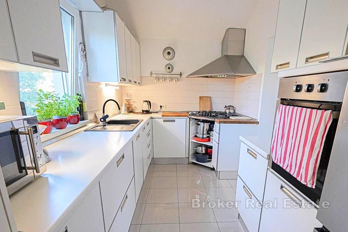 Maison individuelle avec grand jardin dans un quartier calme de Bokanjac