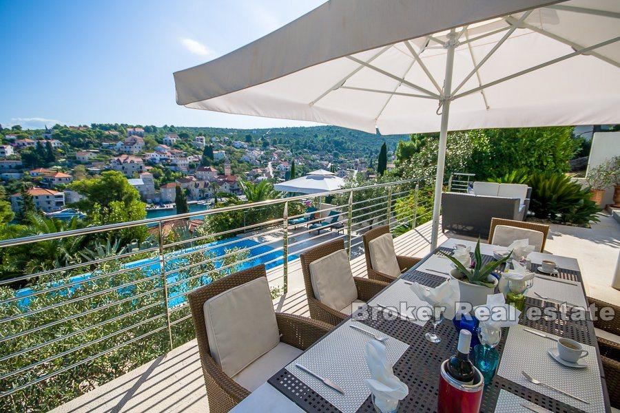 Ön Brac, modern villa med pool