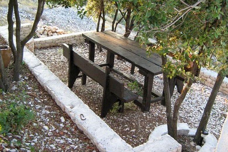 Dům a pozemky - Brač