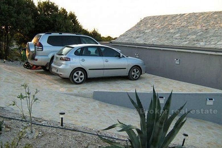 Dům a pozemky - Brač