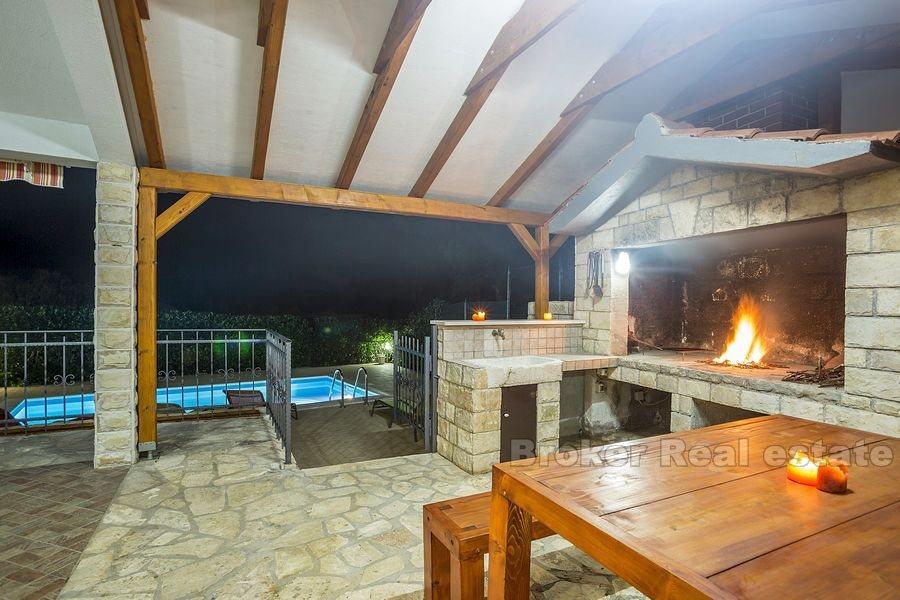 Ön Solta, vacker villa med pool