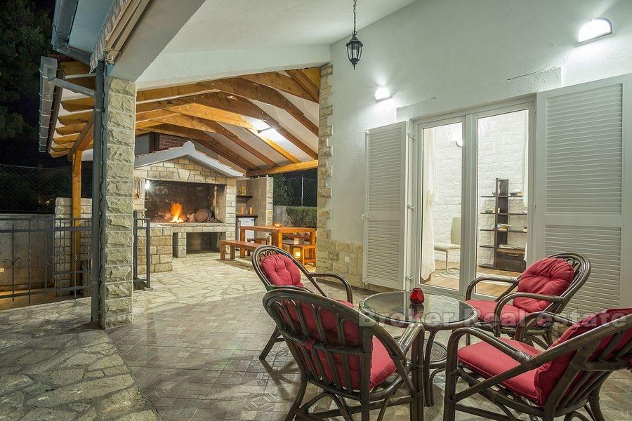 Ön Solta, vacker villa med pool