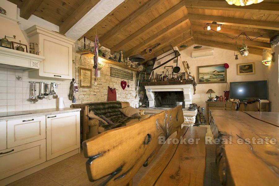 Rogoznica, zrenovované kamenné domy s bazénom