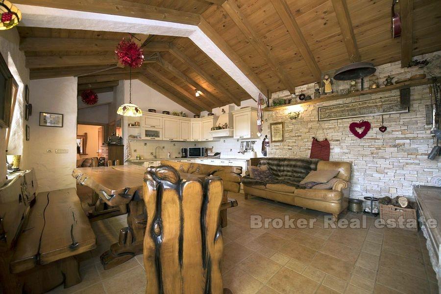 Rogoznica, zrenovované kamenné domy s bazénom