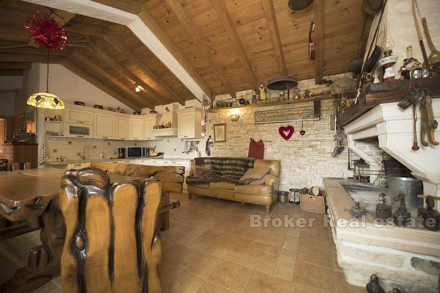 Rogoznica, zrenovované kamenné domy s bazénom