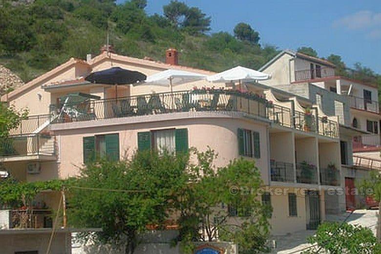 Dom z widokiem na morze i basenem - wyspa Ciovo