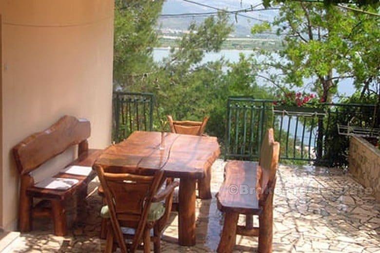 Dom z widokiem na morze i basenem - wyspa Ciovo