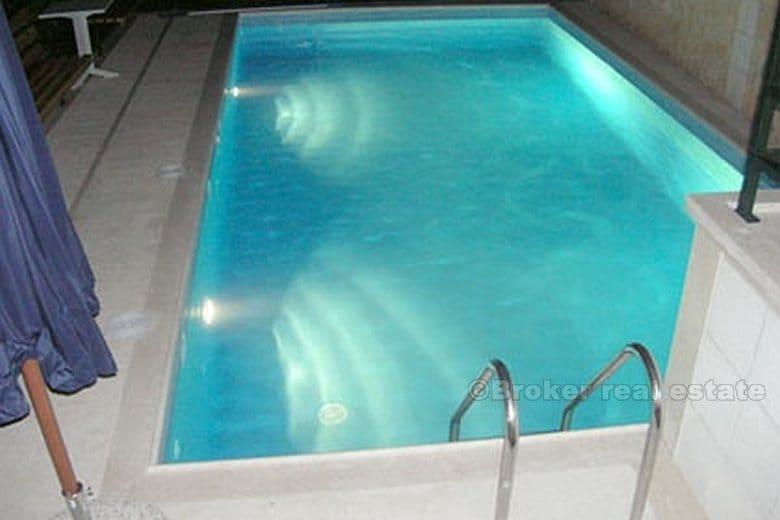 Dom z widokiem na morze i basenem - wyspa Ciovo