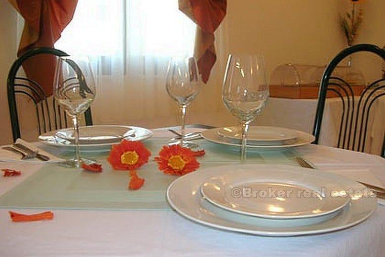 Dom z widokiem na morze i basenem - wyspa Ciovo