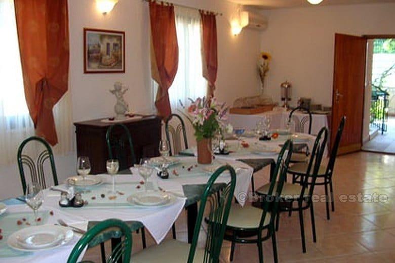 Dom z widokiem na morze i basenem - wyspa Ciovo