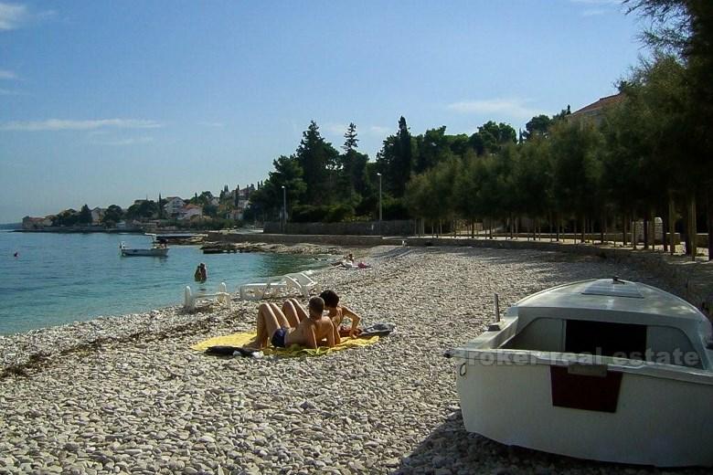 Maison première rangée de la mer - île de Brac