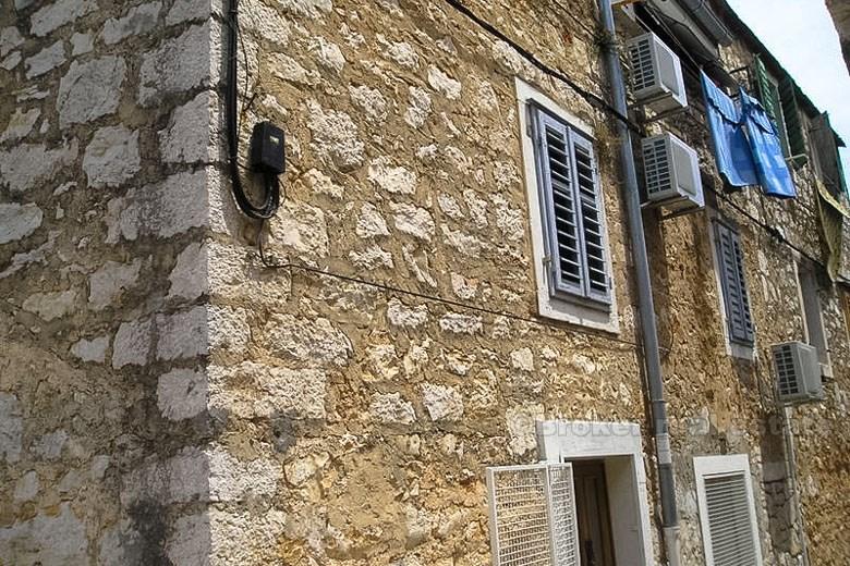 Hus med leiligheter - øya Hvar