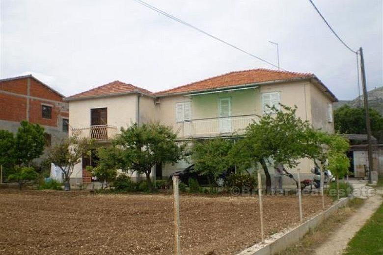 Trogir - maison à proximité du centre avec une parcelle des terres