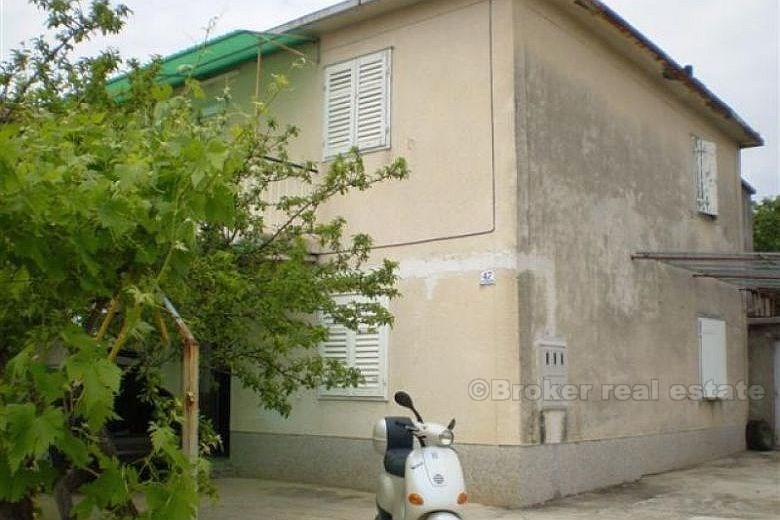 Trogir - maison à proximité du centre avec une parcelle des terres