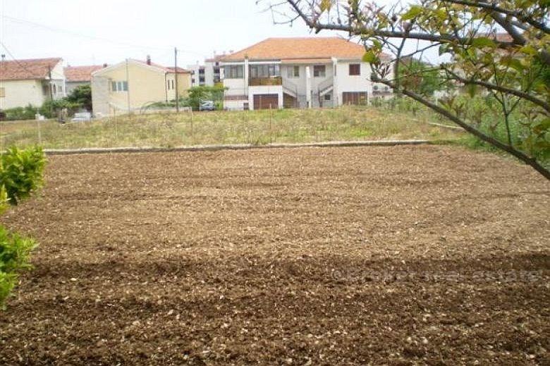 Trogir - kuća u blizini centra sa pripadajućim zemljištem površine
