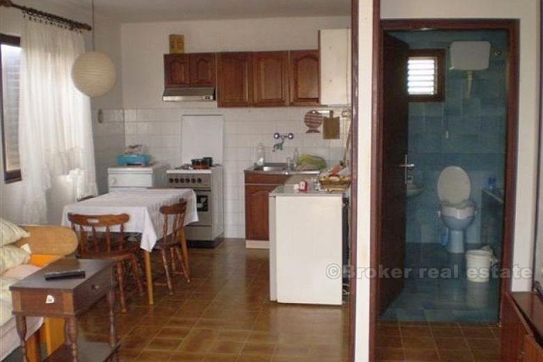 Trogir - kuća u blizini centra sa pripadajućim zemljištem površine