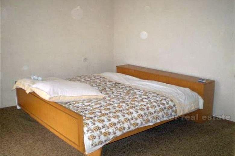 Trogir - maison à proximité du centre avec une parcelle des terres