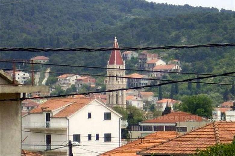 Trogir - kuća u blizini centra sa pripadajućim zemljištem površine